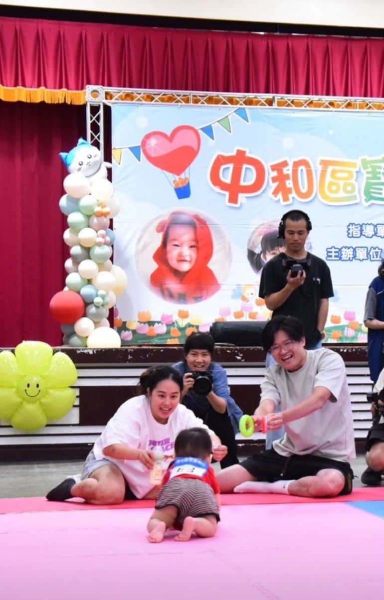 小寶貝勇闖賽道 中和爬行賽百位萌娃爬出歡笑 56 《圖說》家長使出渾身解數,以玩具吸引小寶貝奮力向前衝刺,親子在遊戲中共享歡樂時光。〈中和公所提供〉
