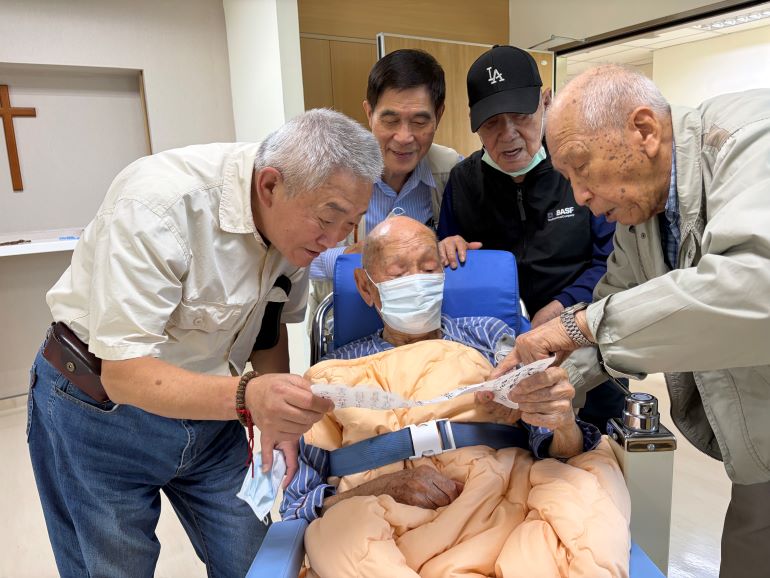 《讀者天地》半生戎馬一世情 人瑞杜祖培流下英雄淚 16 《圖說》唸大字報,杜祖培(前中)、宋世軍(前左)、張文坤(前右)、張長林(後左)、王迺文(後右)。 〈照片張長林提供〉