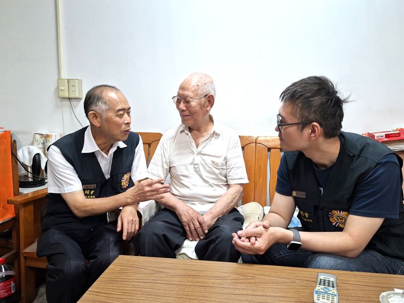 強化高齡榮民照護 北市榮服處推遠距照護與行動就醫 52 《圖說》臺北市榮服處副處長徐木生〈左〉與97歲的榮民邊雲明爺爺。〈臺北市榮服處提供〉