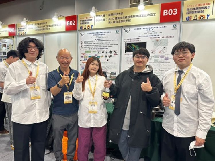 AI結合智慧巡檢與環保應用 龍華科大全國技專競賽摘雙獎 59 《圖說》龍華科大電子系吳常熙師生團隊研製「具3D建圖及目標搜索辨識與定位功能之無人機自主群飛系統」,勇奪全國技專生實務專題競賽電機群第二名。〈龍華科大提供〉