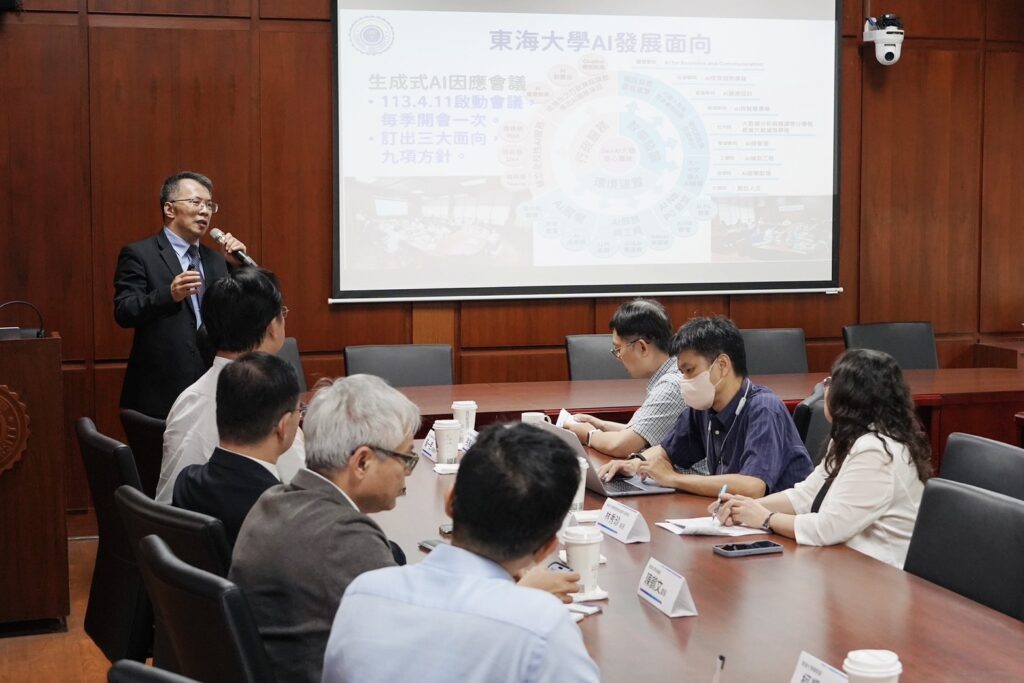 東海大學推動智能高效能 引進「數位員工」打造企業級代理平台 6 %E5%9C%96%E8%AA%AA%E4%B8%89%E6%9D%B1%E6%B5%B7%E5%9C%96%E8%B3%87%E9%95%B7%E6%A5%8A%E6%9C%9D%E6%A3%9F%E6%8C%87%E5%87%BA%E5%BC%95%E9%80%B2%E5%8F%AF%E8%87%AA%E4%B8%BB%E7%AE%A1%E7%90%86%E7%A8%BD%E6%A0%B8%E7%9A%84Domain Twin%E6%B2%BB%E7%90%86%E5%B9%B3%E5%8F%B0%E8%AE%93AI%E5%BE%9E 1024x683 1