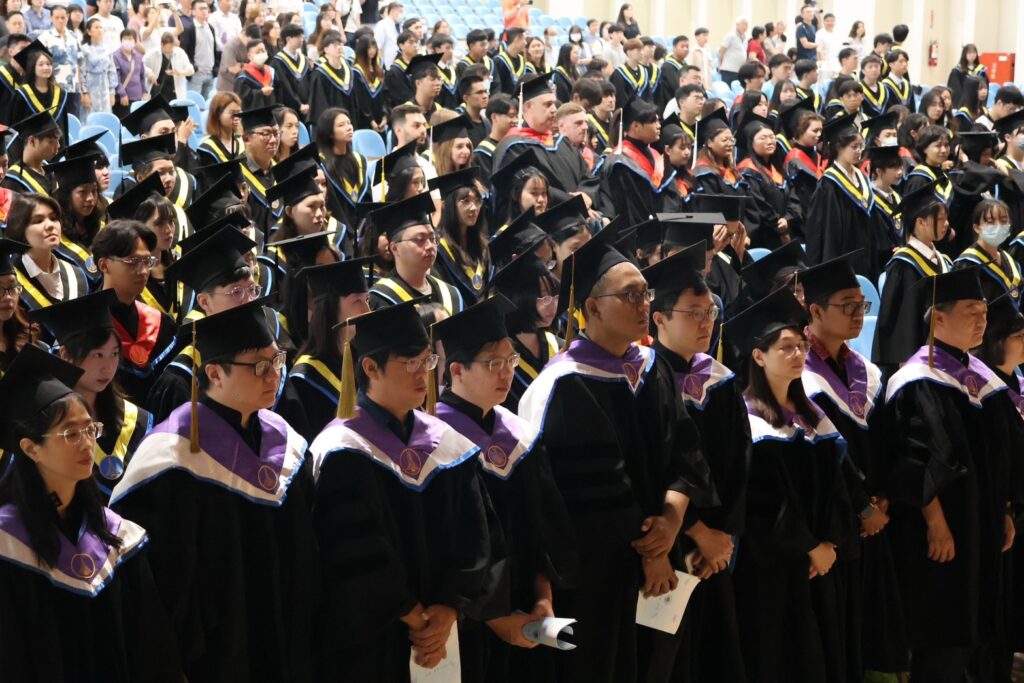 東海大學畢業典禮 李詩欽勉畢業生鎖定「海外1兆美金台商市場」 15 %E5%9C%96%E8%AA%AA%E4%B8%89%E9%9D%A2%E5%B0%8D%E6%9C%AA%E4%BE%86%E5%8D%81%E5%B9%B4%E5%AD%B8%E6%AD%B7%E4%BF%9D%E9%AE%AE%E6%9C%9F%E5%8F%AF%E8%83%BD%E7%B8%AE%E7%9F%AD%E5%88%B0%E4%BA%8C%E8%87%B3%E4%B8%89%E5%B9%B4%E7%9A%84%E6%96%B0%E7%8F%BE%E5%AF%A6%E6%9D%8E%E8%A9%A9%E6%AC%BD%E7%82%BA%E5%8D%B3%E5%B0%87%E6%AD%A5%E5%87%BA 1024x683 1