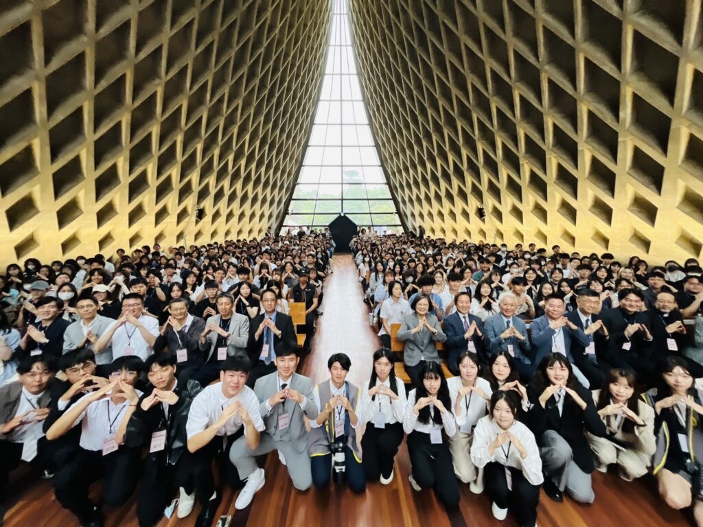 蔡英文東海大學演講 關心兩岸暨年輕世代望降低壓力及負擔 6 %E5%9C%96%E8%AA%AA%E5%85%AD%E8%94%A1%E8%8B%B1%E6%96%87%E9%BC%93%E5%8B%B5%E5%AD%B8%E7%94%9F%E4%B8%8D%E8%A6%81%E8%BF%BD%E6%B1%82%E9%81%8E%E6%96%BC%E5%B9%B3%E5%BA%B8%E7%9A%84%E4%BA%BA%E7%94%9F%E5%A5%B9%E8%AA%8D%E7%82%BA%E6%AF%8F%E5%80%8B%E4%BA%BA%E9%83%BD%E6%87%89%E8%A9%B2%E5%B0%8D%E8%87%AA%E5%B7%B1%E8%B2%A0%E8%B2%AC%E5%9C%A8 1024x768 1