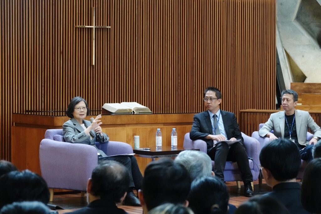 蔡英文東海大學演講 關心兩岸暨年輕世代望降低壓力及負擔 5 %E5%9C%96%E8%AA%AA%E5%9B%9B%E9%9D%A2%E5%B0%8D%E6%9D%B1%E6%B5%B7%E6%94%BF%E6%B2%BB%E7%B3%BB%E7%B3%BB%E4%B8%BB%E4%BB%BB%E5%BC%B5%E5%B3%BB%E8%B1%AA%E4%B8%AD%E8%88%87%E9%99%B8%E7%A0%94%E4%B8%AD%E5%BF%83%E4%B8%BB%E4%BB%BB%E6%9E%97%E5%AD%90%E7%AB%8B%E5%8F%B3%E9%97%9C%E6%96%BC%E5%B7%9D%E7%BF%92%E6%9C%83%E8%88%87%E5%85%A9%E5%B2%B8%E5%B1%80 1024x683 1