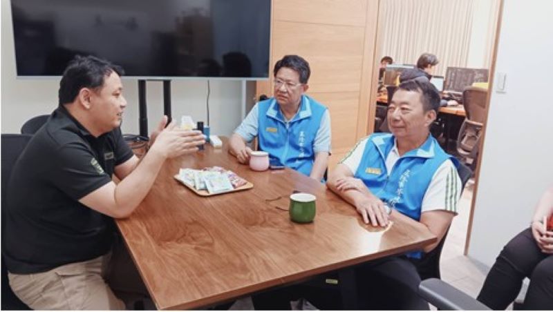 退除役官兵投入科技產業 基隆榮服處開拓〈費曼圖〉職缺 48 《圖說》基隆市榮服處長方正〈右)、副處長李復鄉〈中〉拜會費曼圖科技公司,盼透過公私協力,共同開拓退除役官兵優質就業機會。〈基隆榮服處提供〉