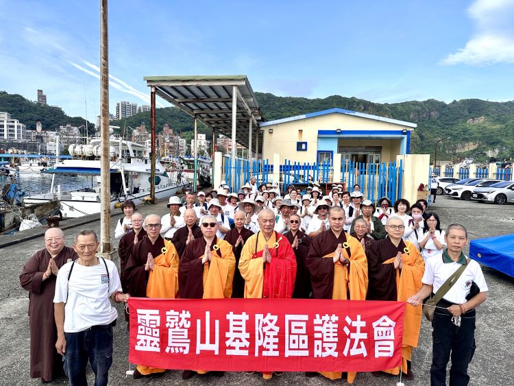 靈鷲山基隆嶼放流2.4萬尾魚苗 淨灘清出142公斤垃圾 34 《圖說》靈鷲山和隆市政府「珍愛海洋 魚樂基隆」護生淨灘活動,守護海洋生態永續。(靈鷲山佛教教團提供)
