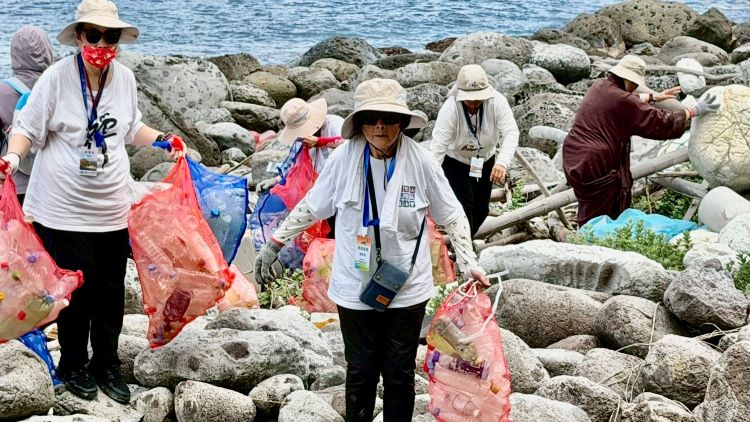 靈鷲山基隆嶼放流2.4萬尾魚苗 淨灘清出142公斤垃圾 38 《圖說》清理142.82公斤垃圾、寶特瓶3543個,以實際行動落實心道法師「愛地球」理念。(靈鷲山佛教教團提供)