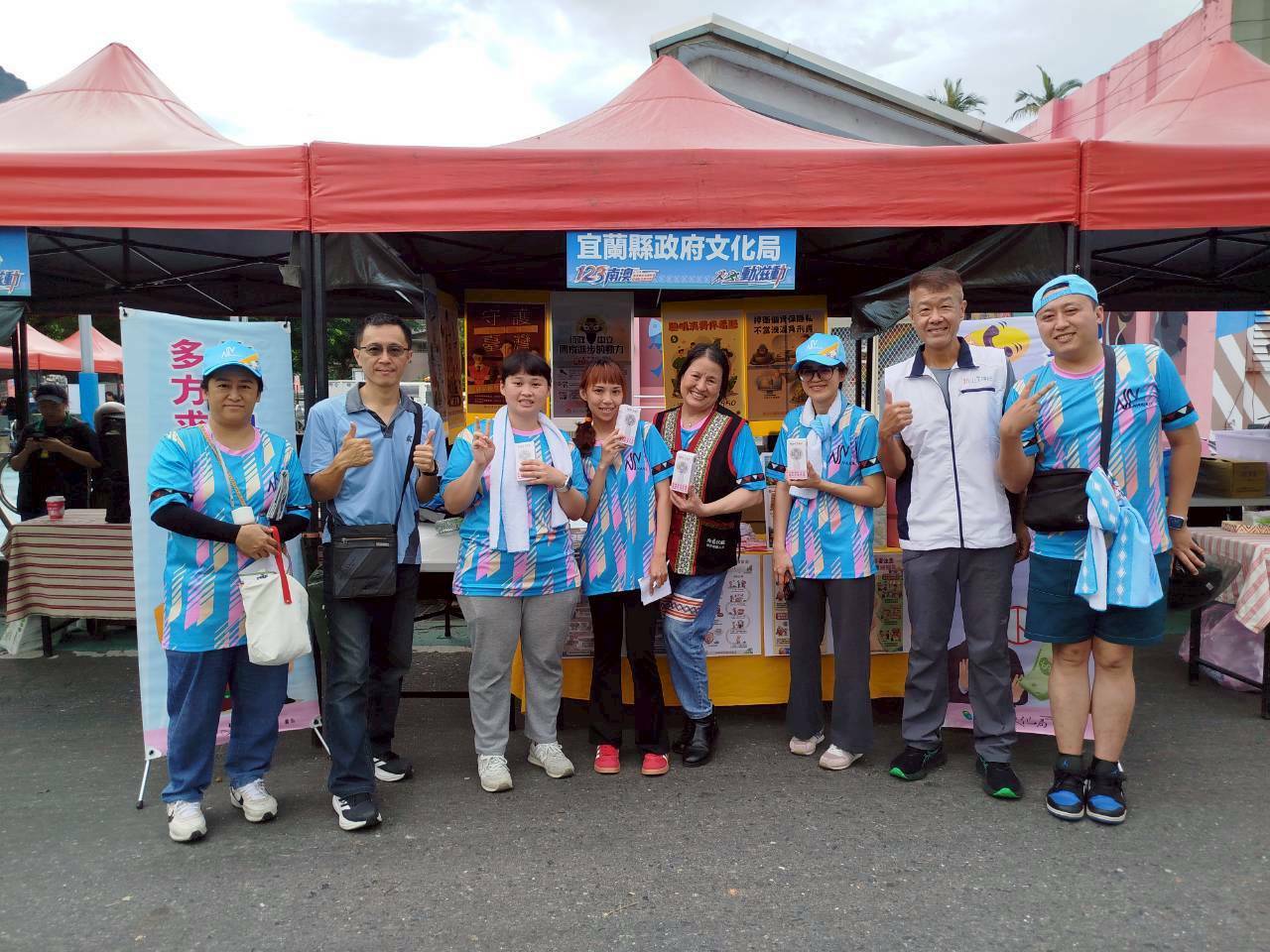南澳鄉運熱鬧登場 新北環保局宣導反賄選防詐騙 42 《圖說》新北市環保局政風室今日攜手宜蘭縣政府文化局政風室,參與南澳鄉「115年度全鄉運動會暨傳統技藝競賽」活動,右二新北市環保局政風室主任林三龍。〈環保局提供〉