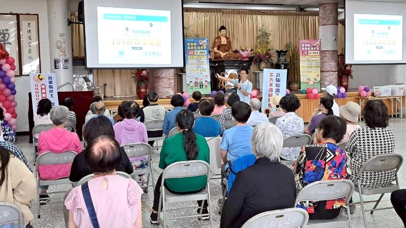 守護銀髮族荷包 宜縣文化局政風室AI科技助攻反詐 41 《圖說》宣導防詐與反賄選講座聚焦於目前最盛行的「投資詐騙」,透過生動的視覺效果,長輩們能更直觀地識別詐騙徵兆。〈政風室提供〉