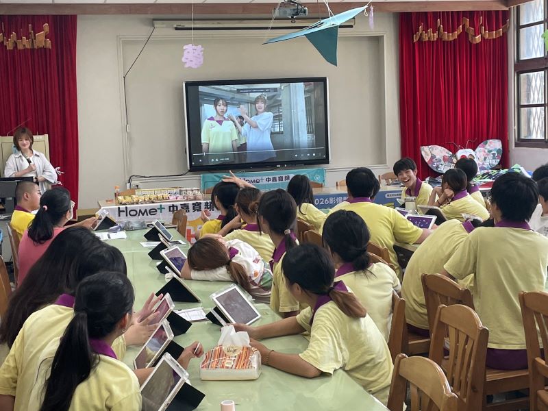 AI時代防詐教育向下扎根 鶯歌國中手機拍片倡識讀 5 《圖說》鶯歌國中「AI時代的防詐手機影像創作營」學生專注螢幕聽講。〈主辦單位提供〉