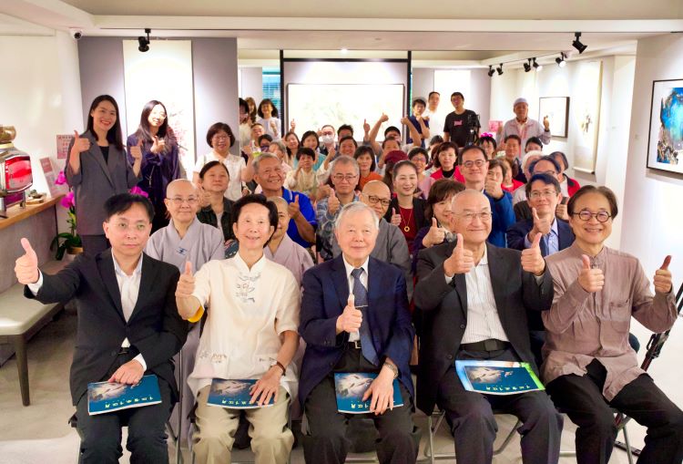 以藝載道照萬象 明月法師畫展揭生命澄明之境 7 《圖說》千江有水千江月—明月法師畫展盛大開幕,鄭孟豪理事長、蘇峰南教授、吳放社長、劉易齋教授及董澤平教授等嘉賓。眾人齊聚一堂,更共同見證了佛法與藝術交融的殊勝時刻。〈主辦單位提供〉