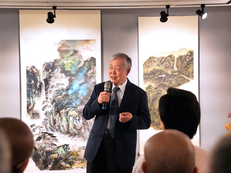 以藝載道照萬象 明月法師畫展揭生命澄明之境 8 《圖說》水墨畫家泰斗,台灣藝術大學榮譽教授蘇峰男表示,明月法師的畫不只是藝術技巧的堆疊,更是心境內觀的覺照。〈主辦單位提供〉