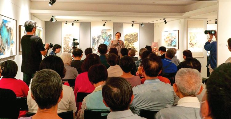 以藝載道照萬象 明月法師畫展揭生命澄明之境 12 《圖說》長歌藝術傳播社長吳放介紹明月法師禪宗偈語為題,融合藝術與修行,透過潑墨山水、花鳥魚游等多元題材,畫中不見明月,卻處處映現明月之心。〈主辦單位提供〉