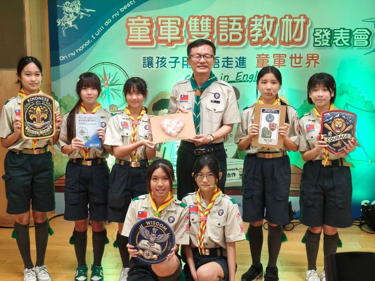 童軍教育結合英語學習 新北打造全國首創雙語教材 16 《圖說》教育局長張明文與重慶國中聯隊團員合影。〈記者葉柏成攝〉