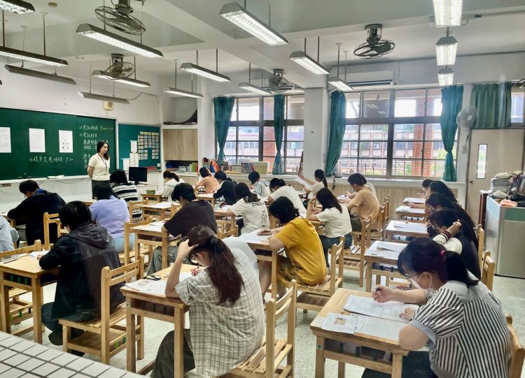 新北教甄祭629正式缺額 首創AI應考諮詢服務 32 《圖說》新北國小暨幼兒園教甄、各科考生振筆疾書,爭取高分好成績。〈教育局提供〉