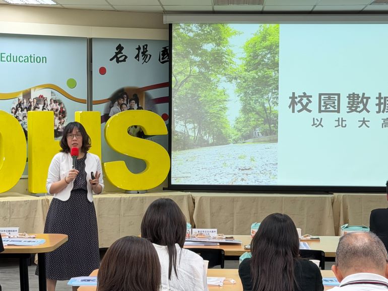 校務流程智慧化減負擔 新北AI翻轉校園行政模式 32 《圖說》《AI行政智慧轉型實踐手冊》,將行政人員角色由「執行者」提升為「流程設計者」,有效減輕負擔並強化教學支持。〈教育局提供〉
