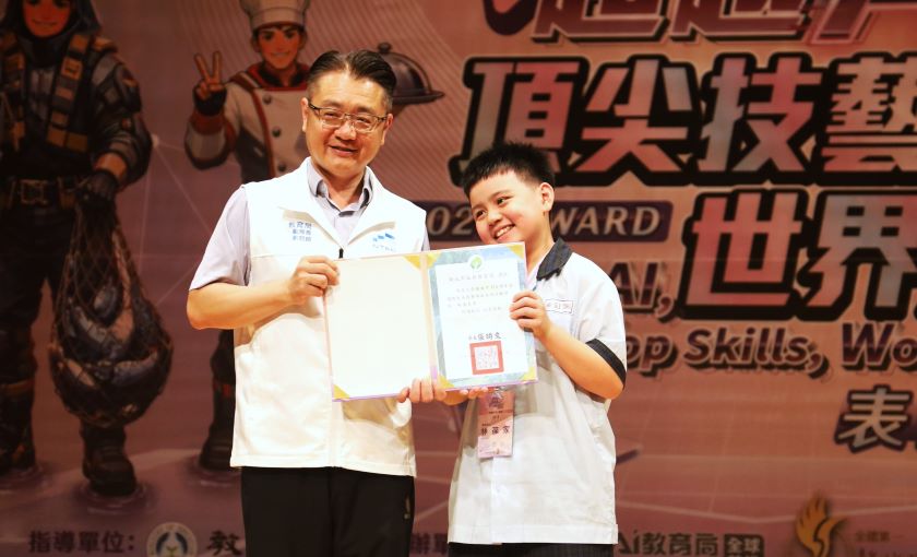 新北投入逾6千萬推技職教育 400師生獲表揚創全國佳績 44 《圖說》劉明超副局長頒發獎狀國小組技優學生。〈教育局提供〉