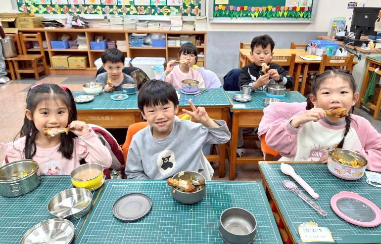 新北115學年營養午餐免費 三大教育配套同步上路 49 《圖說》新北市115學年度(8月31日)起全面推動免費營養午餐政策,提供每餐75元定額補助。〈教育局提供〉