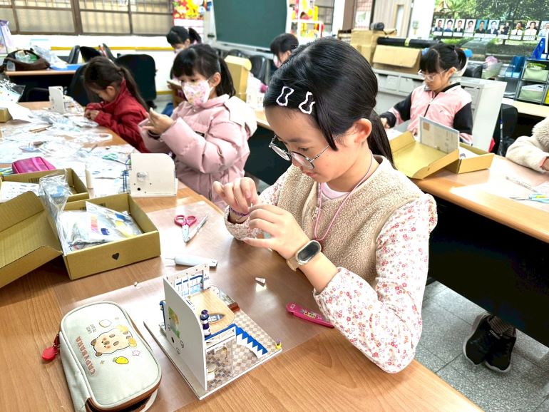 千場營隊多元學習 新北Fun暑期育樂營啟動 10 《圖說》Mini時光創造營-孩子親手組裝迷你建築的科學與創意世界。〈教育局提供〉