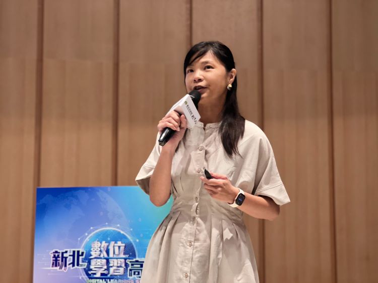 強化學習歷程與教學應用 新北啟動AI能力護照升級數位教育 57 《圖說》新北教師回娘家,蘇澳國小邱怡雯組長分享 iPad 與 AI 教學實務。〈教育局提供〉