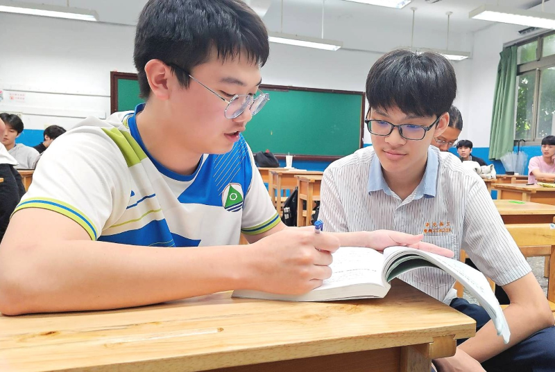 新北技職生統測亮眼 323人衝破55級分 挑戰頂尖科大 43 《圖說》新北高工電機科陳柏廷(左)66級分有望爭取國立臺北科技大學電機工程系。〈教育局提供〉