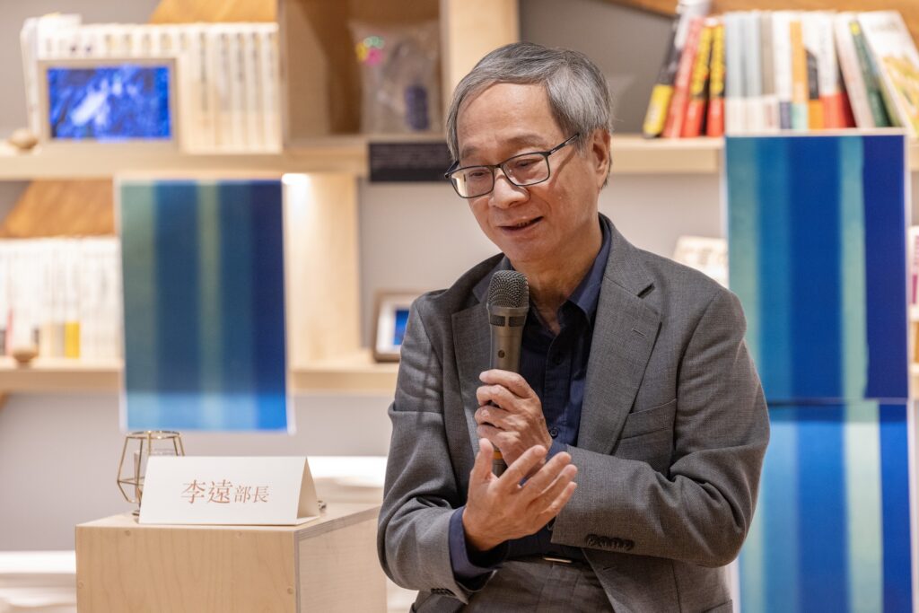 影視編劇學院結業 李遠勉勵學員:在劇本中找回真實自我 2 文化部長李遠表示,自上任以來創辦了「台灣影視編劇學院」、「繪本及圖文書學校」等機制,讓大家可以在學校裡一起學習、討論,並在這個生態中互相「取暖」及工作。