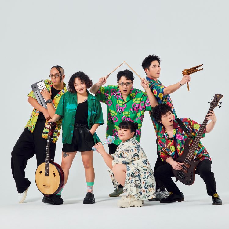 臺法8組音樂人齊聚 新北夏至音樂節6/20登場 5 《圖說》2026新北夏至音樂節6月20日至21日在新北市美術館戶外園區登場,A_Root同根生將於6月20日演出,為夏至音樂節揭開序幕。〈文化局提供〉