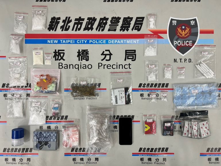 凌晨橫停橋下呼呼大睡 板橋警「好鼻師」起獲大量毒品 61 《圖說》員警現場共查扣安非他命、大麻等相關證物。〈板橋分局提供〉