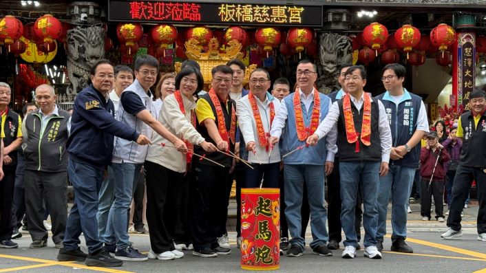 媽祖聖誕侯友宜走訪新北三宮廟祈福 板橋慈惠宮再捐新世代地震體驗車 19 《圖說》新北市市長侯友宜於板橋慈惠宮參香,與廟方合影,感謝宮廟公益捐贈,並點燃起馬炮。〈民政局提供〉