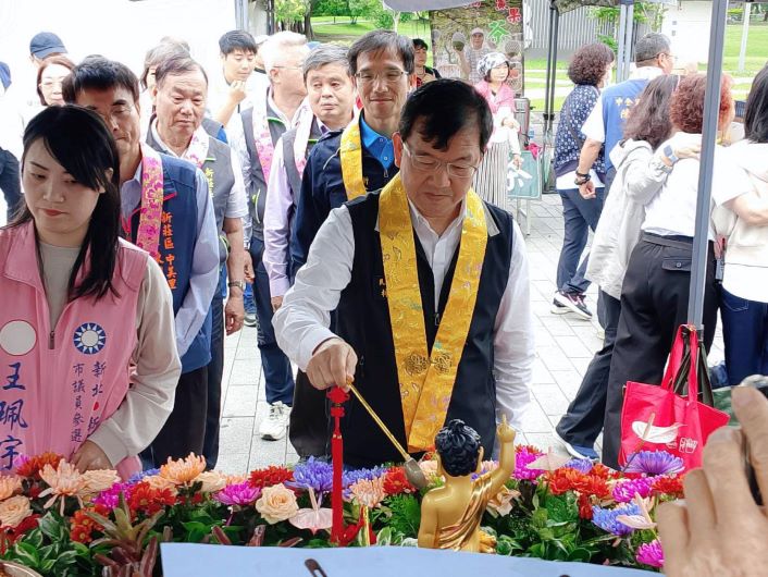 媽祖聖誕侯友宜走訪新北三宮廟祈福 板橋慈惠宮再捐新世代地震體驗車 22 《圖說》民政局長林耀長出席靈鷲山惜惜地球永續親子趴暨浴佛節活動。〈民政局提供〉