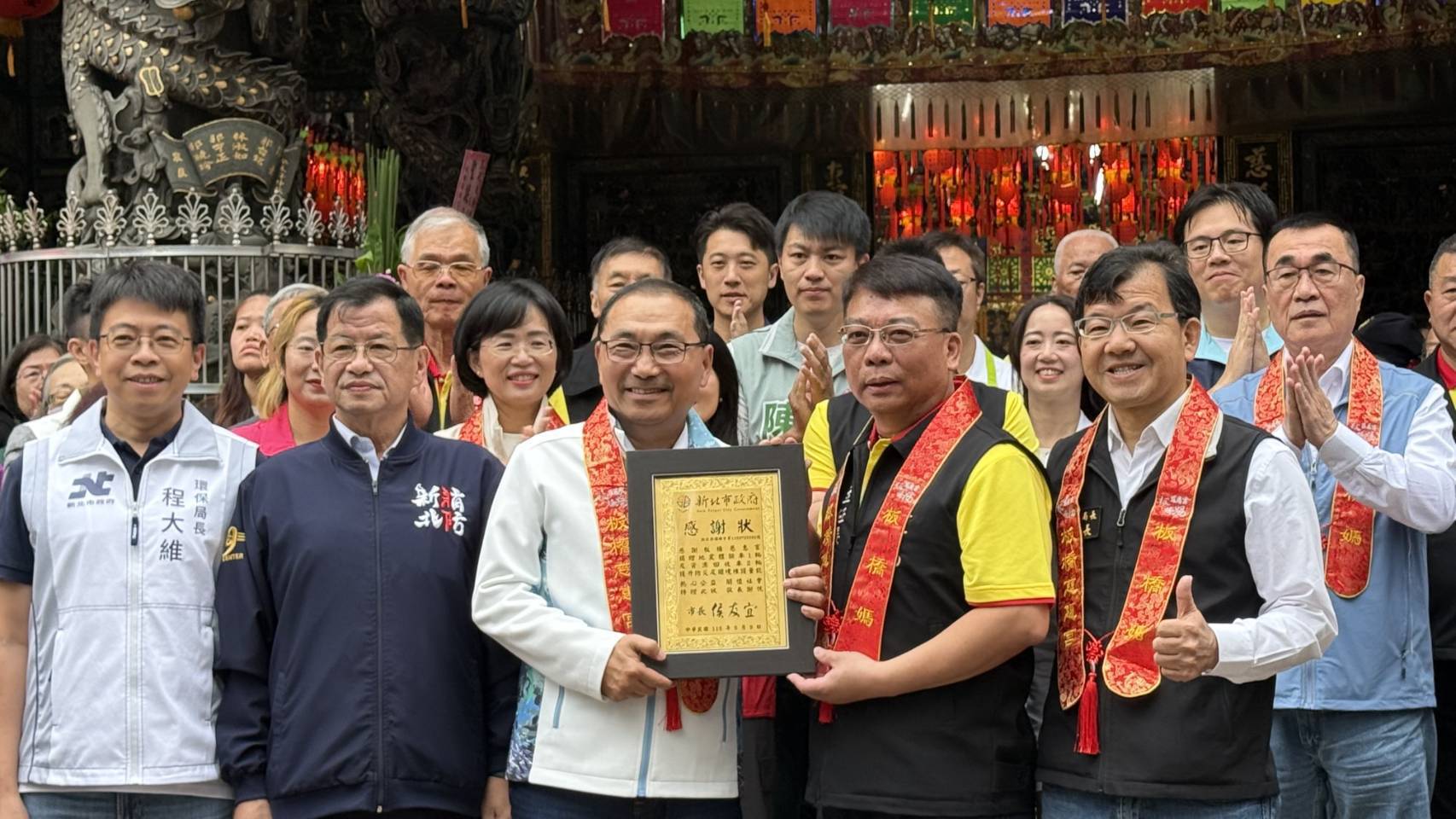 媽祖聖誕侯友宜走訪新北三宮廟祈福 板橋慈惠宮再捐新世代地震體驗車 18 《圖說》新北市市長侯友宜於板橋慈惠宮參香,與廟方合影,感謝宮廟公益捐贈。〈民政局提供〉