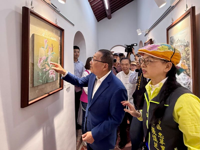 五個月整修煥然一新 板橋三合院變身社區藝文新據點 36 《圖說》侯友宜市長隨著忠翠里張慎芝里長的導覽欣賞展出畫作。〈板橋公所提供〉