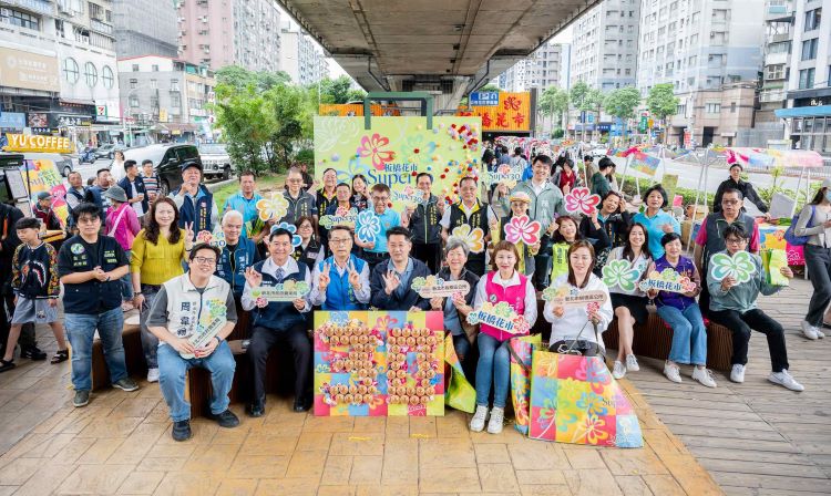 慶祝三十而立 板橋花市推SUPER 30歡度溫馨母親節 5 《圖說》板橋花市今年適逢30週年,農業局推出板橋花市「SUPER+30」系列活動,首檔以母親節為主軸,結合巨型打卡裝置、風格市集、互動體驗及線上抽獎,為花市「三十而立」獻上祝福。〈農業局提供〉