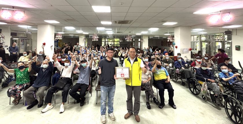 軍樂不只進行曲 國防部示範樂隊板橋榮家慰演溫暖長輩心房 22 《圖說》板橋榮家劉汝俊副主任(右)感謝國防部示範樂隊大隊長陳浩霖(左)帶隊來到板橋榮家舉辦慰問演出。〈板橋榮家提供〉