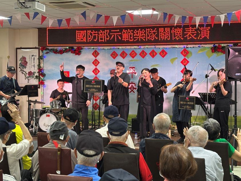軍樂不只進行曲 國防部示範樂隊板橋榮家慰演溫暖長輩心房 21 《圖說》國防部示範樂隊 RG 樂團深情投入的演唱感染板橋榮家長輩。〈板橋榮家提供〉