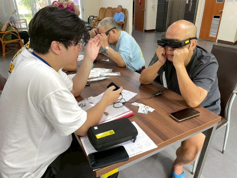 智慧眼鏡三分鐘完成認知評估 北榮板橋榮家推AI失智篩檢 24 《圖說》臺北榮總攜手板橋榮家啟動智慧眼鏡篩檢 AI 科技守護記憶〈板橋榮家提供〉