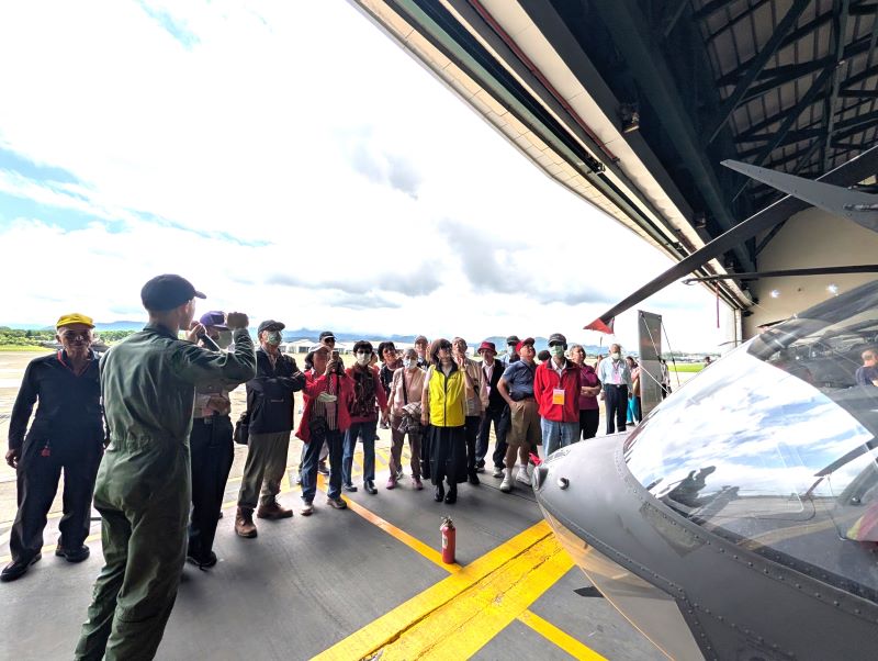 參訪601旅、中科院 板橋榮家長輩見證國防科技躍進 42 《圖說》陸軍航空第 601 旅官兵詳細介紹飛行導航、偵測系統及作戰性能。〈板橋榮家提供〉