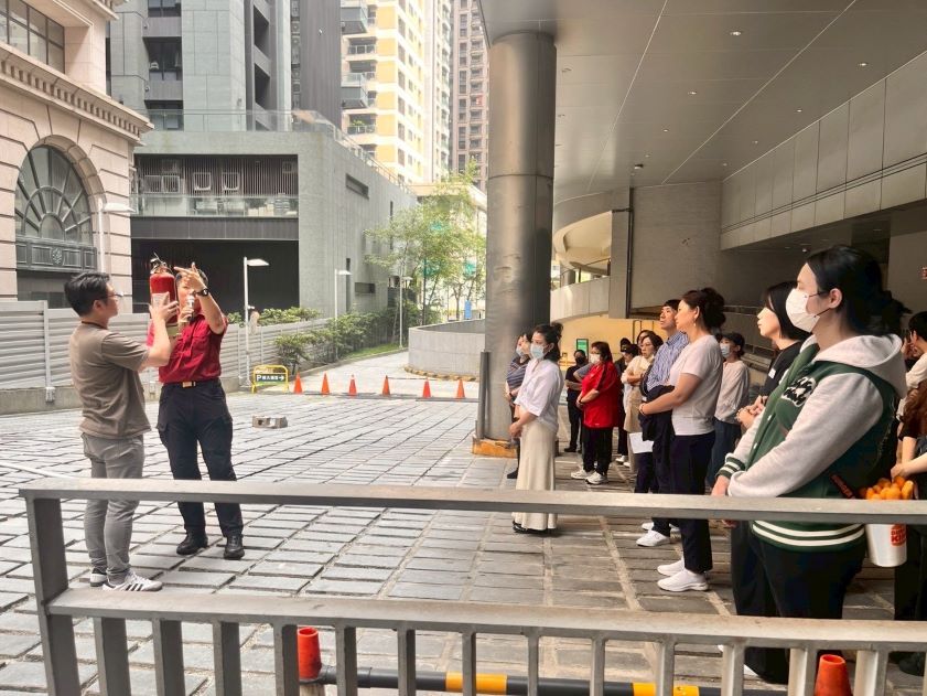 迎戰端午連假人流 新北消聯手百貨業守護民眾安全 17 《圖說》消防演練由新北消第一大隊新板分隊消防人員擔任講師。〈第一大隊提供〉