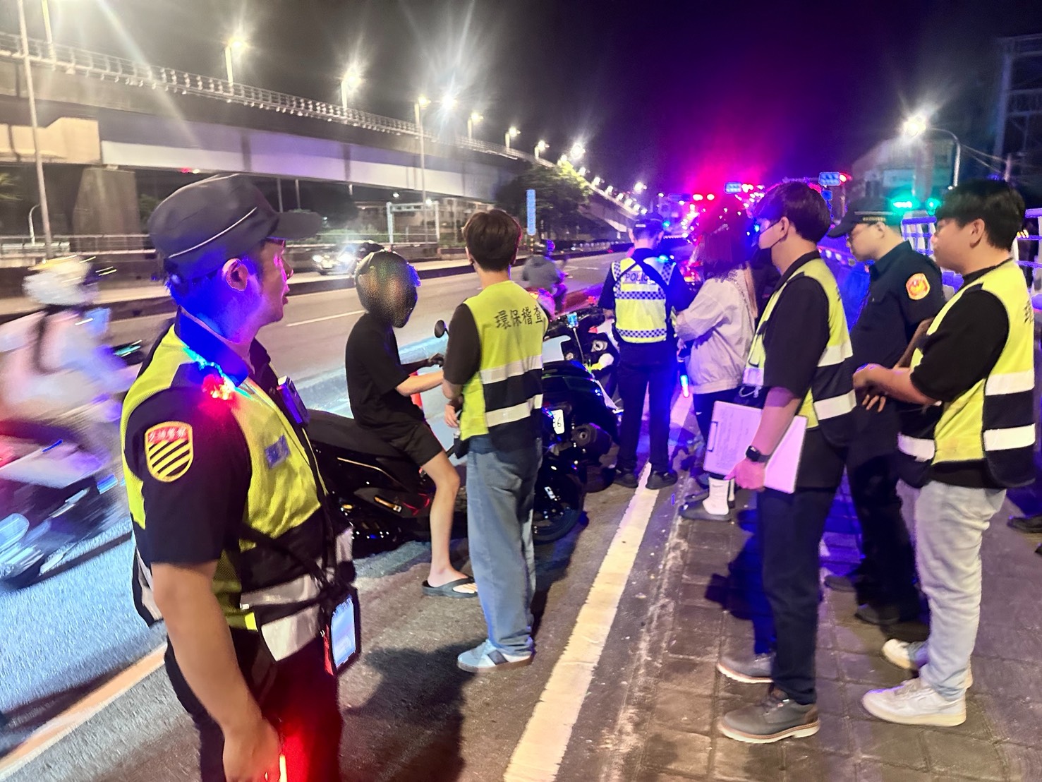 「靜」夜專案出擊 板橋警查獲毒品與改裝噪音違規車 54 《圖說》板橋分局20日晚間執行擴大臨檢專案勤務,展現警方掃黑、肅槍、緝毒及打擊危險駕駛的決心。〈板橋分局提供〉