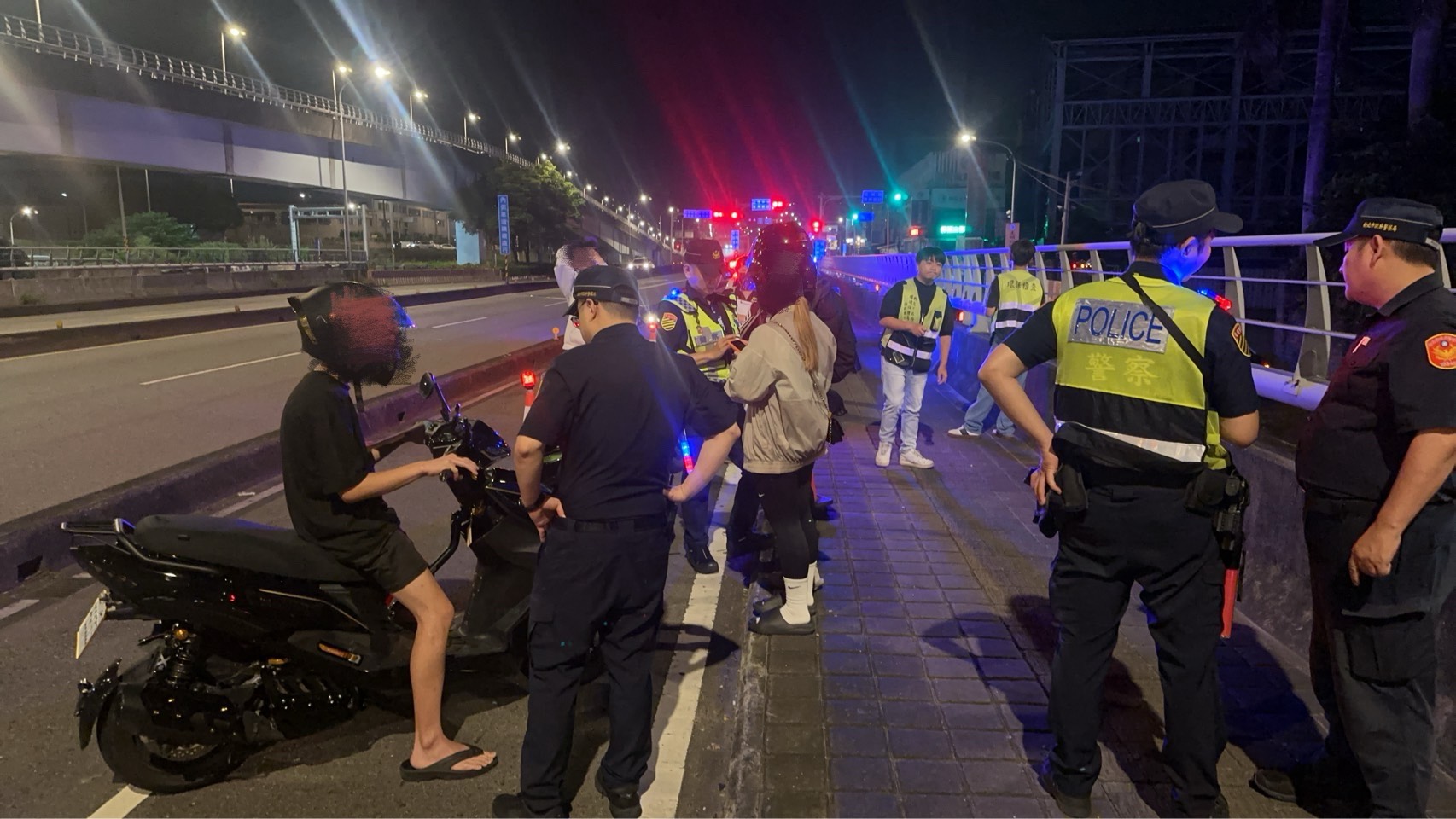 「靜」夜專案出擊 板橋警查獲毒品與改裝噪音違規車 56 《圖說》板橋警強調,將持續透過高密度巡邏與強勢執法作為,防堵不法分子藉深夜時段從事違法行為。〈板橋分局提供〉