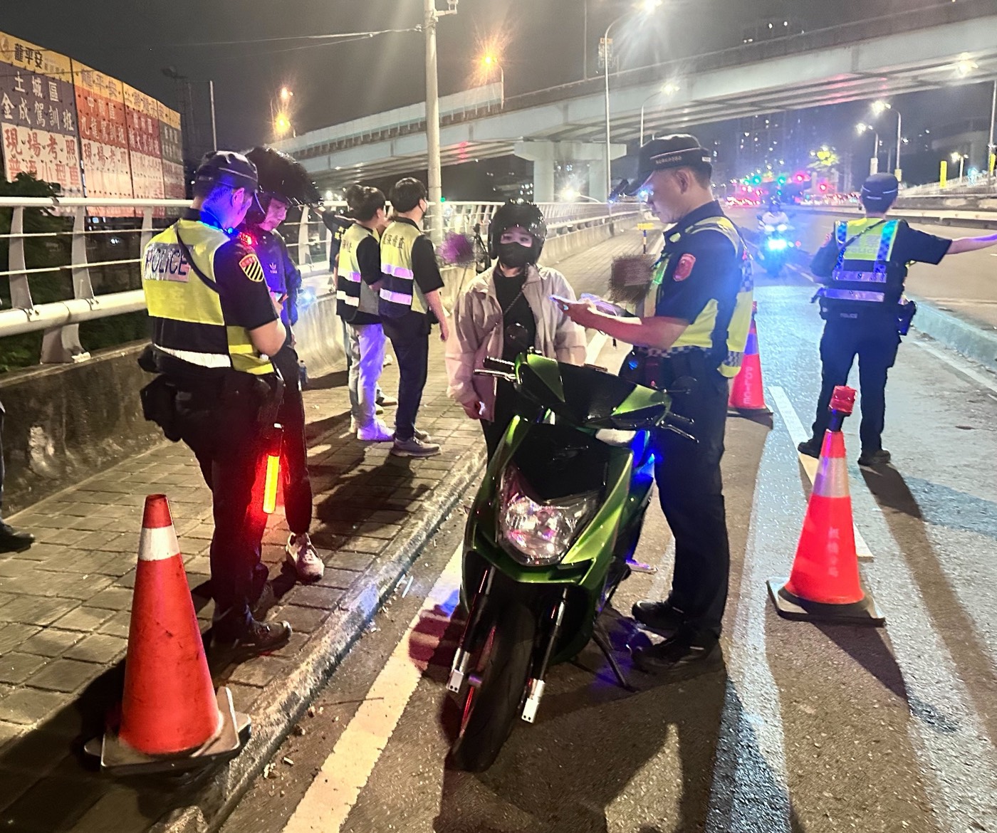 「靜」夜專案出擊 板橋警查獲毒品與改裝噪音違規車 55 《圖說》板橋警鎖定非法改裝噪音車輛加強取締。〈板橋分局提供〉
