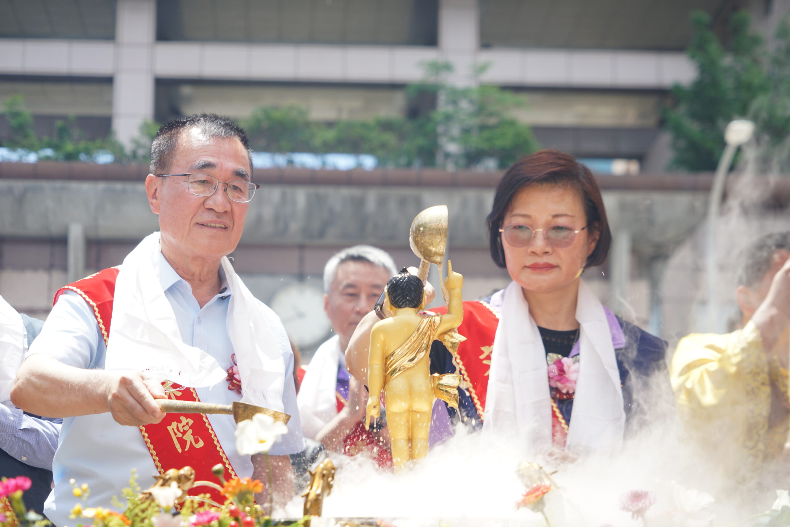 佛教正心會浴佛祈福 結合公益關懷弱勢 34 《圖說》世界佛教正心會於板橋站前廣場舉辦浴佛,李四川前副市長及新北市政府社會局李美珍局長浴佛。〈佛教正心會提供〉