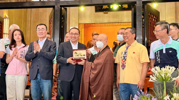 浴佛節祈福淨心 侯友宜肯定寺廟長年投入公益慈善 13 《圖說》今日是農曆4月8日釋迦牟尼佛聖誕,市長侯友宜前往土城承天禪寺參香浴佛及致贈香油錢,感謝廟方積極投入社會公益與慈善救濟。〈民政局提供〉