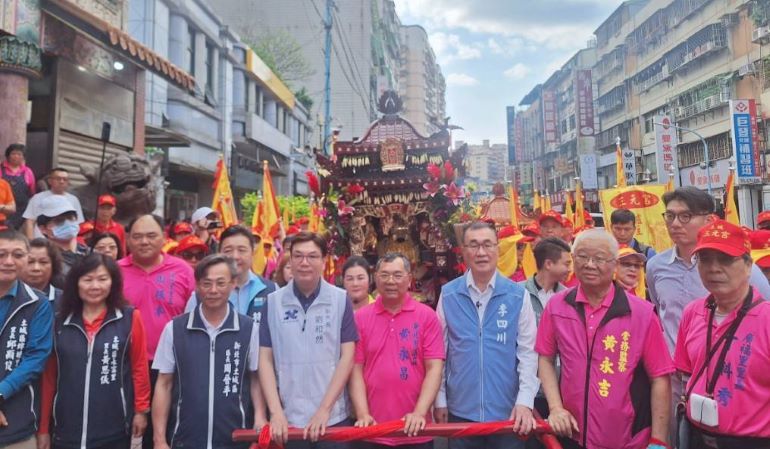媽祖遶境接力登場 劉和然參香祝禱合境平安 25 《圖說》副市長劉和然(左/中)今日為土城三元宮媽祖大轎扶轎起駕,為一年一度的遶境祈福盛會拉開序幕。〈民政局提供〉