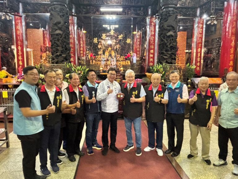 宗教善行溫暖社會 湧蓮寺清寒獎助學金嘉惠600學子 16 《圖說》蘆洲湧蓮寺今日舉行獎助學金頒獎典禮,副市長劉和然、湧蓮寺主委陳宏昌與地方仕紳,共同合影留念。〈民政局提供〉