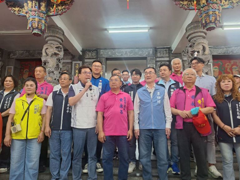 媽祖遶境接力登場 劉和然參香祝禱合境平安 26 《圖說》副市長劉和然與土城三元宮在地信眾親切互動,他感謝廟方長期投入公益慈善,成為地方重要的社會福利據點。〈民政局提供〉