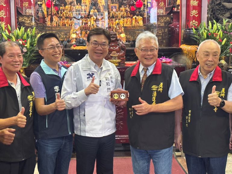 宗教善行溫暖社會 湧蓮寺清寒獎助學金嘉惠600學子 15 《圖說》湧蓮寺主委陳宏昌(右2)回贈市府觀音佛祖菩薩錢母金幣,並表示廟方將持續秉持觀音佛祖慈悲精神,作在地學子最堅實的後盾。〈民政局提供〉