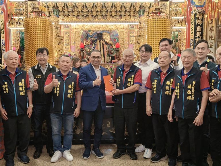 保生大帝聖誕 侯友宜走訪板橋祈福 農村公園三合院書畫聯展登場 47 《圖說》侯友宜市長轉往大井頭福德祠參拜,肯定廟宇長期資助弱勢學生,展現地方基層溫暖力量,左二民政局長林耀長。〈民政局提供〉