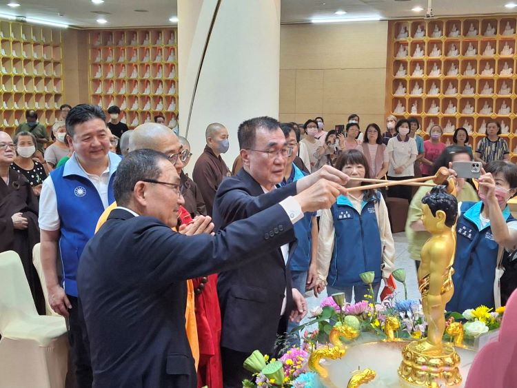 浴佛節祈福淨心 侯友宜肯定寺廟長年投入公益慈善 12 《圖說》市長侯友宜在慈法禪寺今日主法大慧法師引領下虔誠浴佛。〈民政局提供〉