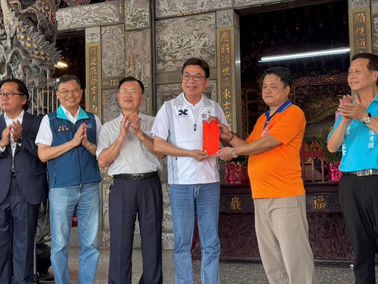 浴佛節祈福淨心 侯友宜肯定寺廟長年投入公益慈善 14 《圖說》副市長劉和然今日出席汐止福山巖祈福淨山健行活動,肯定汐止福山巖長期深耕在地。〈民政局提供〉